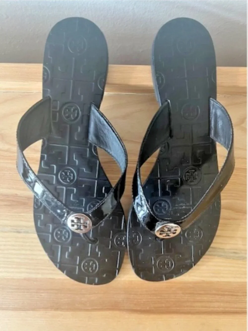 Tory Burch Black Leather Thora SZ 9 Thong Flip Flops Silver Medallion Sandals